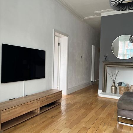 The Clock Tower Apartment - Spacious, Modern, 2 Bed Room Apartment , Southsea With Free Parking - Sleeps 4 Πόρτσμουθ Εξωτερικό φωτογραφία